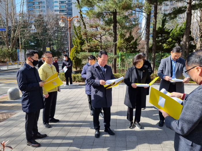 경기도의회 안전행정위원회 안계일 위원장(국민의힘, 성남7)은 2일 성남시 분당구 수내동 일대를 방문하여 소규모 안전시설 설치 현황을 점검했다.
