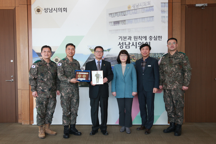 성남시의회(의장 박광순)가 2022년 지역 예비군 육성에 기여한 공로로 예비군 육성·지원 우수 지자체에 선정돼 27일 육군참모총장 감사패를 받았다.