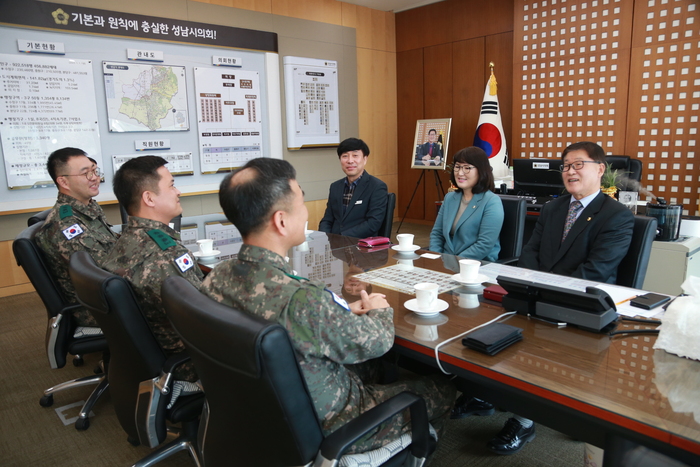 성남시의회(의장 박광순)가 2022년 지역 예비군 육성에 기여한 공로로 예비군 육성·지원 우수 지자체에 선정돼 27일 육군참모총장 감사패를 받았다.