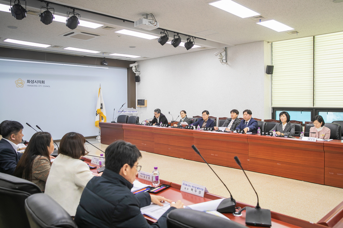 화성시의회 교육복지위원회 이해남 교육복지위원장을 비롯한 김미영 부위원장, 명미정 위원, 송선영 위원, 이용운 위원, 전성균 위원은 9일 화성시의회 대회의실에서 소관부서와의 정책간담회를 개최했다.