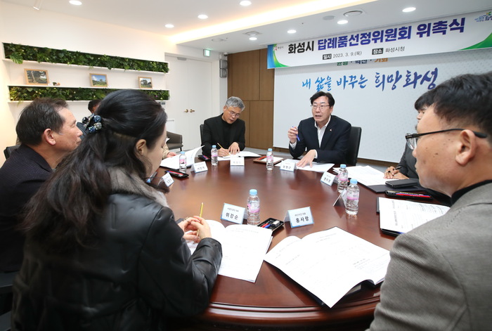 화성시가 9일 ‘고향사랑기부제 답례품선정위원회’ 위원을 위촉하고 첫 회의를 시청 2층 중앙회의실에서 개최했다.