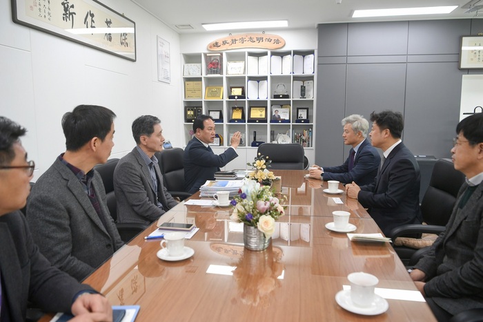 오산시(시장 이권재)는 7일 시장 집무실에서 3월 1일자로 새로 부임한 화성오산교육지원청 정광윤 교육장과 오산시 교육 현안 및 발전 과제에 대해 논의하는 간담회를 가졌다