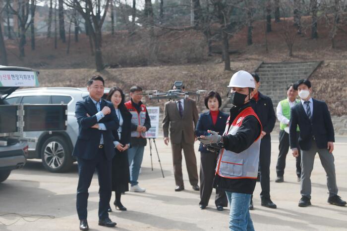 성남시의회 경제환경위원회(위원장 고병용)에서는 3월 9일 위원회 소관 부서인 푸른도시사업소 녹지과 및 생태하천과에서 추진하는 스마트 산림 운영을 위한 드론 시연 현장을 방문하였다.