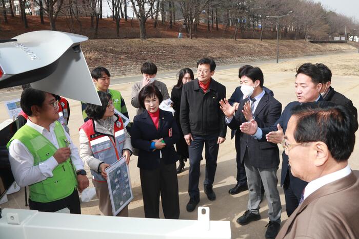 성남시의회 경제환경위원회(위원장 고병용)에서는 3월 9일 위원회 소관 부서인 푸른도시사업소 녹지과 및 생태하천과에서 추진하는 스마트 산림 운영을 위한 드론 시연 현장을 방문하였다.