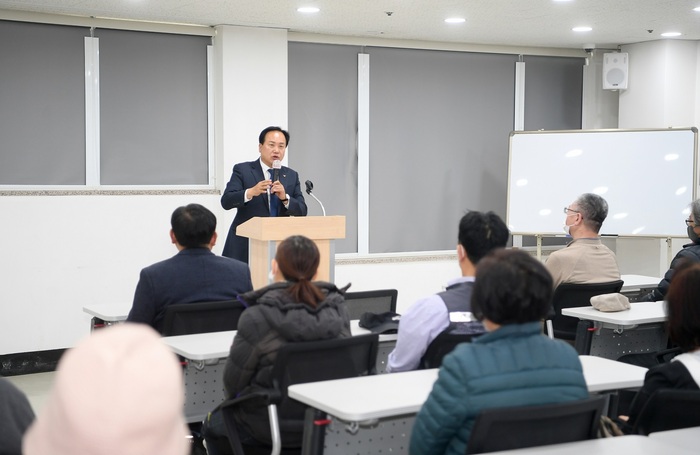 오산시(시장 이권재)는 지난 7일 자활사업 참여주민 60명을 대상으로 오산지역자활센터 별관에서 제2차 직무교육을 실시했다.