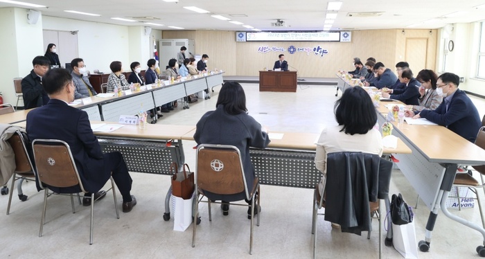 안양시(시장 최대호)가 3월 10일 시청 4층 회의실에서 시민감사관 간담회를 개최했다.