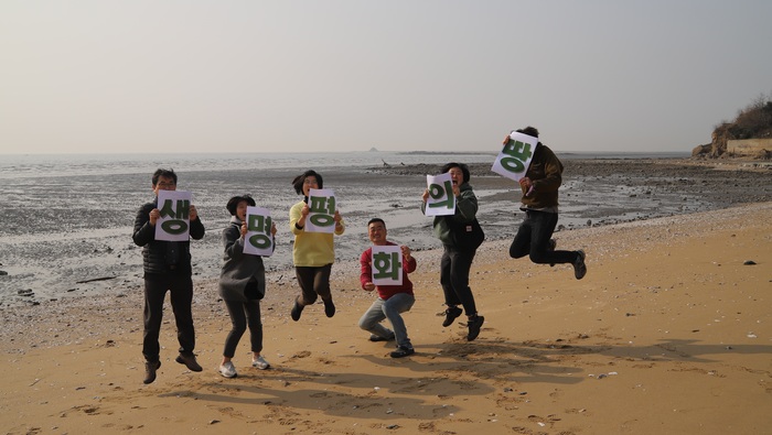 '수원군공항(수원전투비행장) 폐쇄를 위한 생명평화회의'(이하 생명평화회의)는 10일, 화성시 매향리선착장 고온리어촌계 회의실에서 워크샵을 갖고 '시민사회단체들의 논의를 거쳐 경기국제공항 사안에 대한 공식적인 대응기구가 필요하다'는데 의견을 모았다.     ©