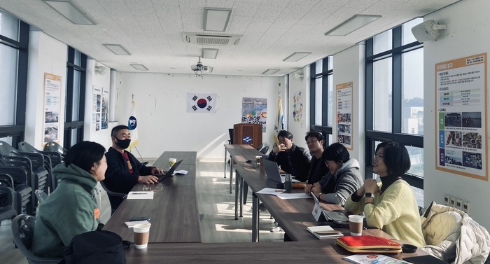 '수원군공항(수원전투비행장) 폐쇄를 위한 생명평화회의'(이하 생명평화회의)는 10일, 화성시 매향리선착장 고온리어촌계 회의실에서 워크샵을 갖고 '시민사회단체들의 논의를 거쳐 경기국제공항 사안에 대한 공식적인 대응기구가 필요하다'는데 의견을 모았다.     ©