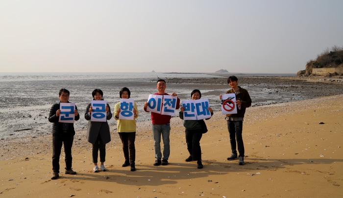 '수원군공항(수원전투비행장) 폐쇄를 위한 생명평화회의'(이하 생명평화회의)는 10일, 화성시 매향리선착장 고온리어촌계 회의실에서 워크샵을 갖고 '시민사회단체들의 논의를 거쳐 경기국제공항 사안에 대한 공식적인 대응기구가 필요하다'는데 의견을 모았다.     ©