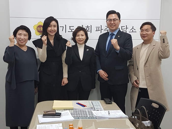 경기도의회 경제노동위원회, 윤리특별위원회 이용욱 의원(민주, 파주3)은 2일 파주상담소에서 「여성기업지원에 관한 조례」 관련 관계자들과 정담회를 개최했다.     ©