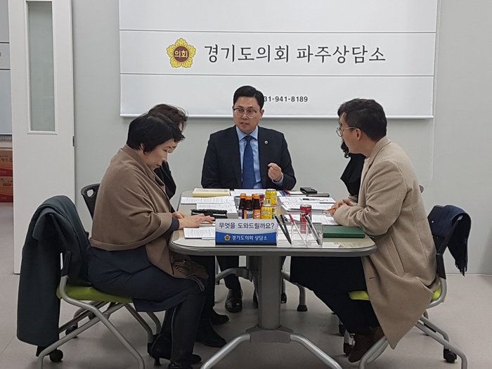 경기도의회 경제노동위원회, 윤리특별위원회 이용욱 의원(민주, 파주3)은 2일 파주상담소에서 「여성기업지원에 관한 조례」 관련 관계자들과 정담회를 개최했다.     ©
