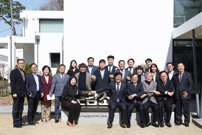 13일 오전 수원 도담소에서 김동연 경기도지사 및 제363회 임시회 및 제365회 정례회 '도정질문' 의원 등이 기념촬영을 하고 있다.     ©
