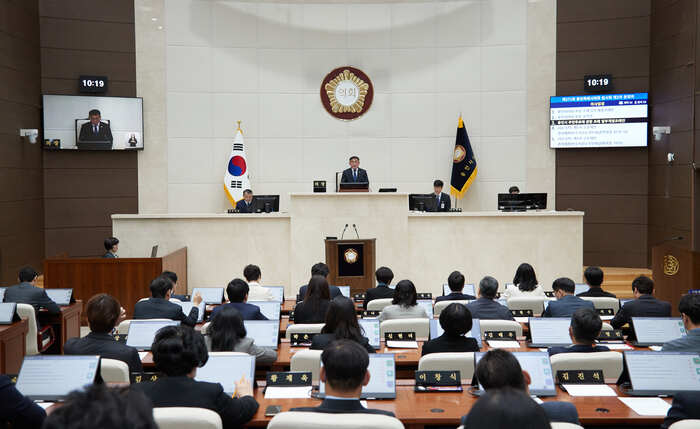 용인특례시의회(의장 윤원균)는 14일 본회의장에서 제2차 본회의를 열고 제271회 임시회를 마무리했다.     ©