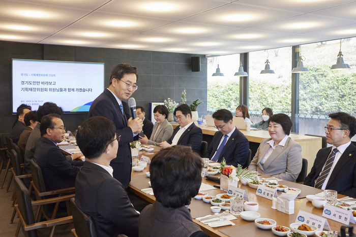 14일 오후 수원 도담소에서 열린 경기도의회 기획재정위원회 오찬 간담회에서 김동연 경기도지사가 인사말을 하고 있다.