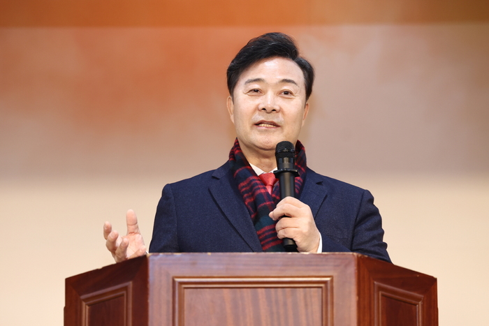 의왕시, '노년에 배움으로 찾은 제2의 은빛 인생'... 제9기 아름채노인대학 입학식 개최(김성제 의왕시장이 인사말을 하고 있다)     ©