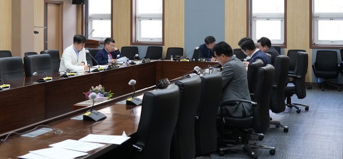 평택시의회 의원 정책연구활동 심의위원회(위원장 최재영)는 6일 시의회 3층 간담회장에서 의원연구회 등록과 운영 등에 관한 사항을 심의하기 위하여 제1차 심의위원회를 개최했다.