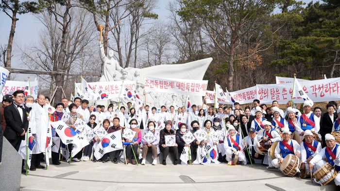 평택시의회(의장 유승영)는 9일 평택호관광단지에서 열린 평택 3‧1독립만세운동 제104주년 기념식에 참석해 순국선열과 애국지사의 뜻을 기렸다.