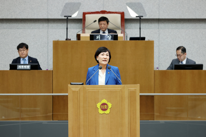 경기도의회 기획재정위원회 이채명 의원(더민주, 안양6)은 15일 제367회 임시회 제2차 본회의 5분 자유발언을 통해 아동양육시설 운영 지원 확대를 위한 보조율 인상을 촉구했다.     ©
