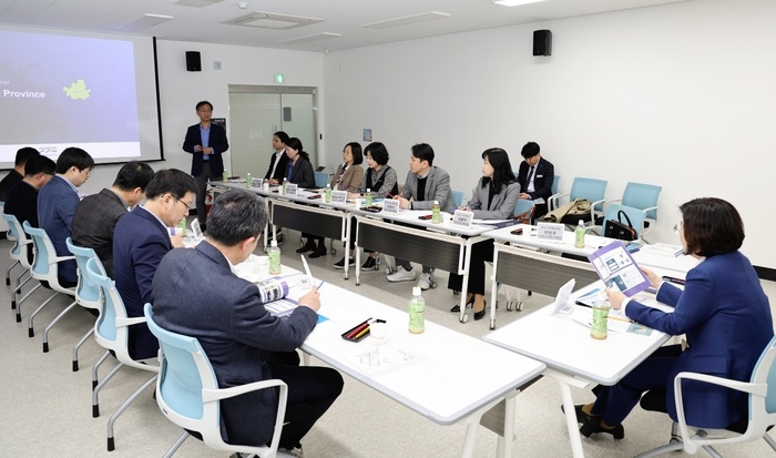 경기도는 20일 안성시립 아양도서관에서 도-시·군 투자유치 전략 합동회의를 열고 안성시의 반도체산업 투자유치 방안에 대해 모색했다.