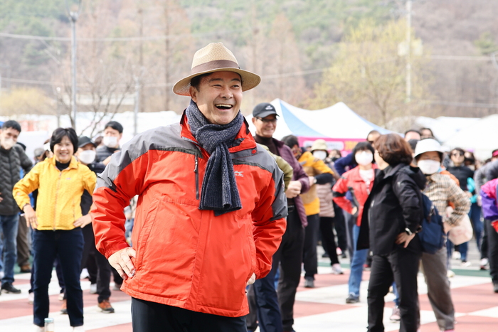 의왕시(시장 김성제) ‘두발로 Day’ 행사가 지난 3월 18일 토요일 의왕시자전거 교육장에서 `아름다운 동행·행복한 의왕시민이 함께하는 걷기'를 주제로 천여 명의 시민이 함께한 가운데 열렸다.     ©