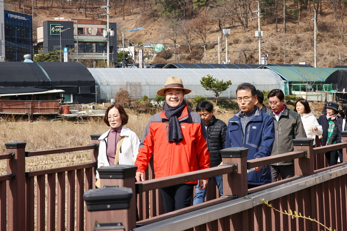 의왕시(시장 김성제) ‘두발로 Day’ 행사가 지난 3월 18일 토요일 의왕시자전거 교육장에서 `아름다운 동행·행복한 의왕시민이 함께하는 걷기'를 주제로 천여 명의 시민이 함께한 가운데 열렸다.     ©