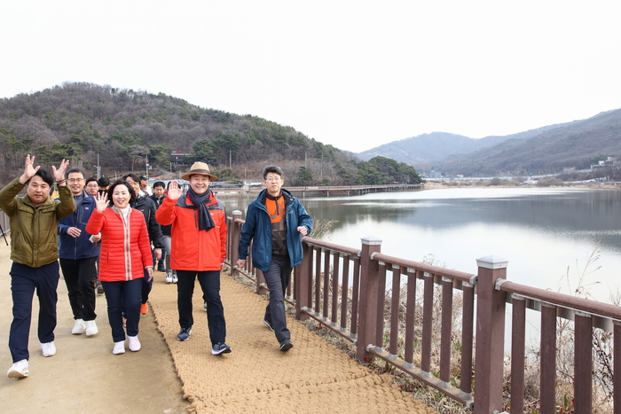 의왕시(시장 김성제) ‘두발로 Day’ 행사가 지난 3월 18일 토요일 의왕시자전거 교육장에서 `아름다운 동행·행복한 의왕시민이 함께하는 걷기'를 주제로 천여 명의 시민이 함께한 가운데 열렸다.     ©