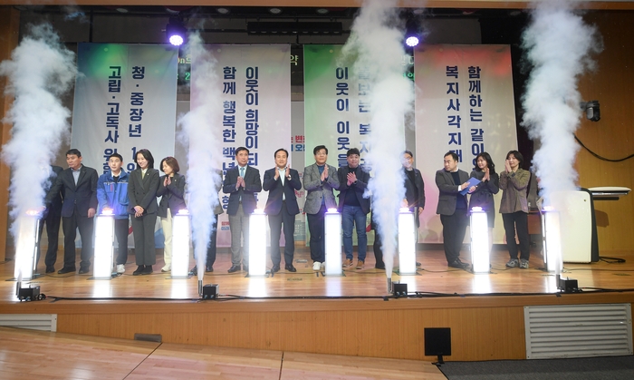 오산시(시장 이권재)는 지난 21일 시청 대회의실에서 1인 가구 고립·고독사 예방 및 복지 사각지대 발굴을 위한 ‘함께On 희망On 오산’ 업무협약과 ‘온이웃 발굴단’ 발대식을 개최했다.