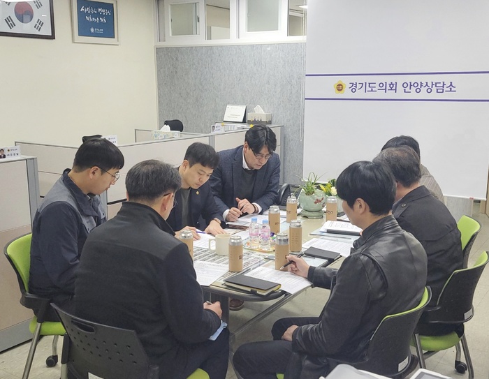 경기도의회 유영일 의원(국민의힘, 안양5)은 의회 안양상담소에서 22일 경기도시주택공사(GH)관계자들과 안양시 인덕원 도시개발사업 관련해서 지난번 토지소유자들의 민원 요구사항에 대해 결과보고를 가졌다.     ©