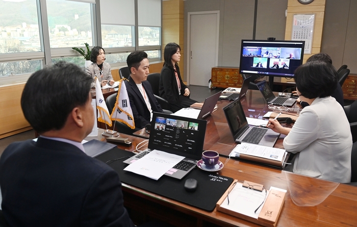 광주시(시장 방세환)는 지난 23일 국제 자매도시인 중국 즈보시 등 5개 도시가 참석한 가운데 ‘국제교류 우수사례 및 친환경 분야 정책 공유’를 주제로 온라인 영상회의를 가졌다.