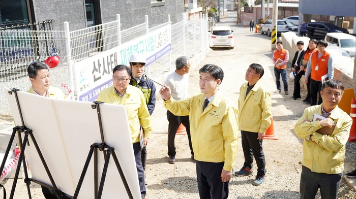 방세환 광주시장은 21일 해빙기 수해복구 및 건설 현장 안전사고를 예방하기 위해 관내 위험지역을 방문해 안전 점검을 실시했다.