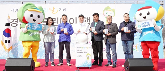광주시는 22일 세계 물의 날을 맞아 1천여명의 시민들이 참석한 가운데 청석공원에서 ‘제31회 세계 물의 날’ 기념행사를 열었다.