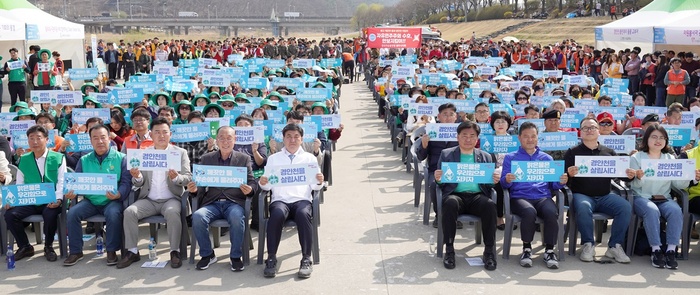 광주시는 22일 세계 물의 날을 맞아 1천여명의 시민들이 참석한 가운데 청석공원에서 ‘제31회 세계 물의 날’ 기념행사를 열었다.