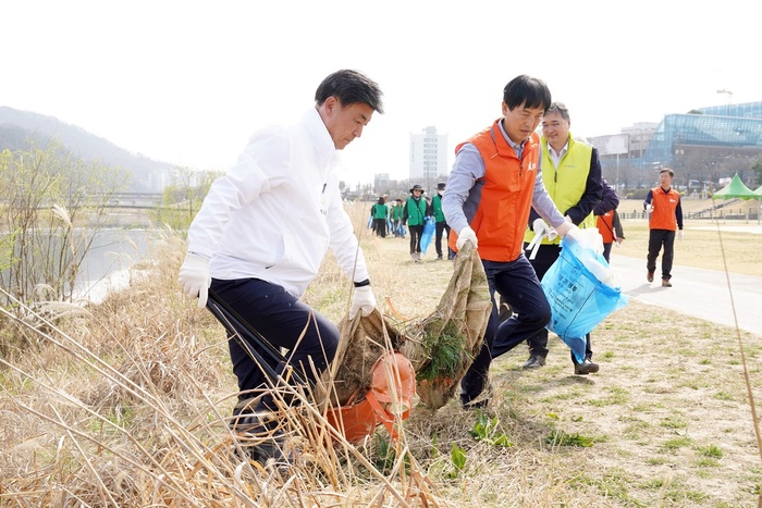 광주시는 22일 세계 물의 날을 맞아 1천여명의 시민들이 참석한 가운데 청석공원에서 ‘제31회 세계 물의 날’ 기념행사를 열었다.