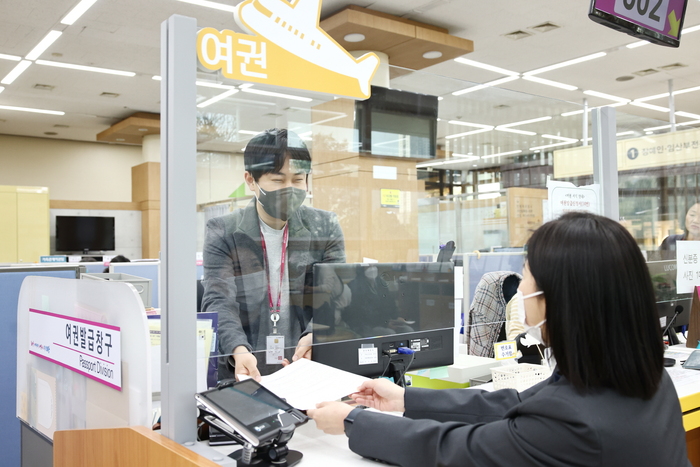 의왕시(시장 김성제)가 코로나19로 중단했던 종합민원실 여권 발급 연장 운영을 오늘 4월부터 재개한다고 밝혔다.