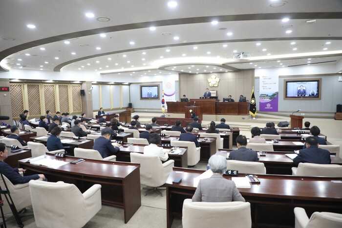 수원특례시의회(의장 김기정)는 30일 제2차 본회의를 끝으로 8일간 진행한 제374회 임시회를 마무리했다.