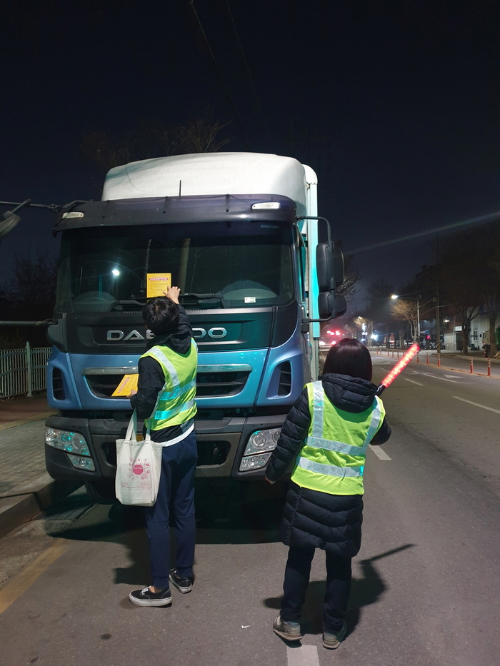 안산시(시장 이민근)는 30일 영업용화물자동차, 전세버스 등 사업용자동차의 차고지 외 밤샘주차에 대한 집중 단속을 실시했다