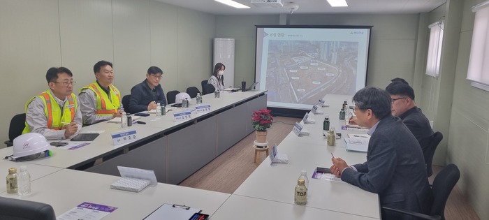 아산시(시장 박경귀)가 지역건설산업 활성화를 위해 지난 28일 관내 대규모 민간 건설 사업 현장 사무소 두 곳을 방문했다.