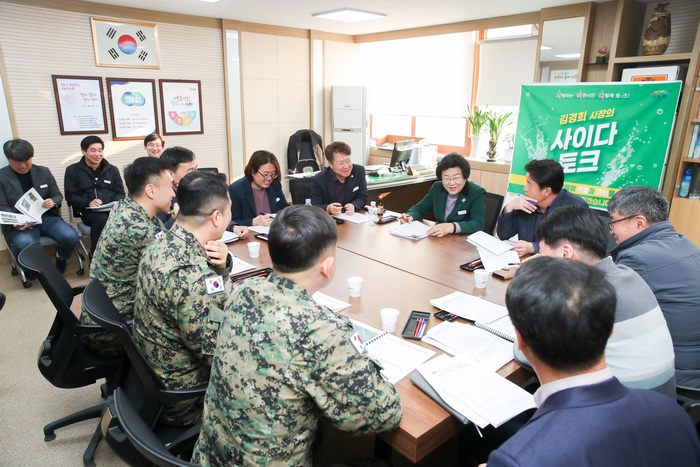 김경희 이천시장이 28일‘김경희 시장의 사이다 토크’를 위해 마장면에 방문하였다.