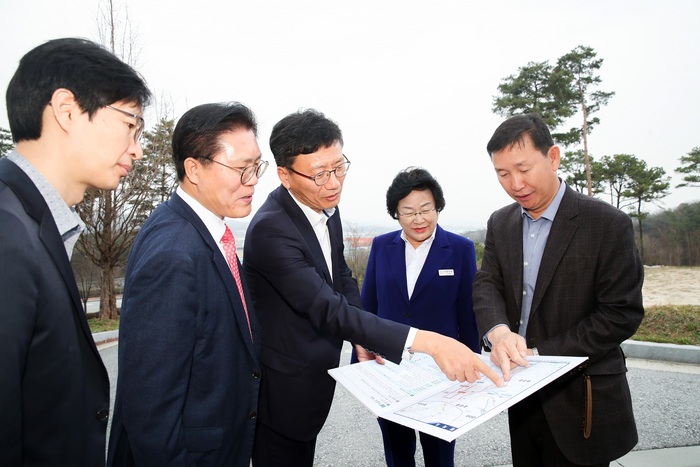 이천시(시장 김경희)는 24일 이천시를 방문한 이용욱 국토교통부 도로국장에게 중부고속도로 호법JCT~남이천IC 구간8차로 확장을 적극 건의 하였다.
