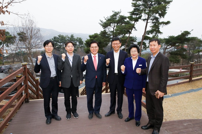 이천시(시장 김경희)는 24일 이천시를 방문한 이용욱 국토교통부 도로국장에게 중부고속도로 호법JCT~남이천IC 구간8차로 확장을 적극 건의 하였다.