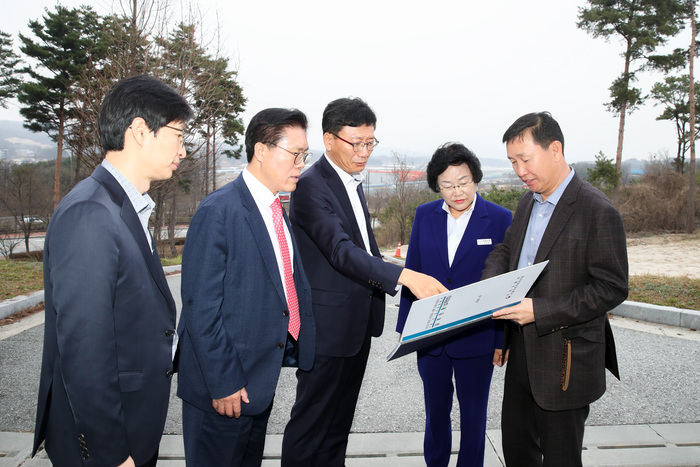 이천시(시장 김경희)는 24일 이천시를 방문한 이용욱 국토교통부 도로국장에게 중부고속도로 호법JCT~남이천IC 구간8차로 확장을 적극 건의 하였다.