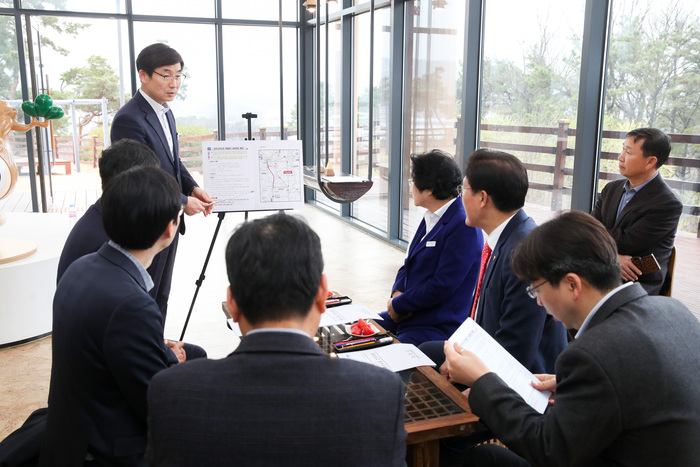 이천시(시장 김경희)는 24일 이천시를 방문한 이용욱 국토교통부 도로국장에게 중부고속도로 호법JCT~남이천IC 구간8차로 확장을 적극 건의 하였다.
