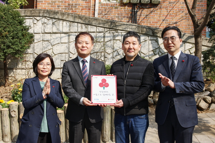 의왕시(시장 김성제)는 3월 29일 내손1동 예술의거리에서 ‘의왕예술의거리 상인회’ 소속 21개 업체에 착한가게 현판을 전달하는 행사를 진행했다  (김영수 의왕시 부시장(사진 왼쪽 두번째)이 착한가게 현판 전달 후 기념촬영을 하고 있다.)