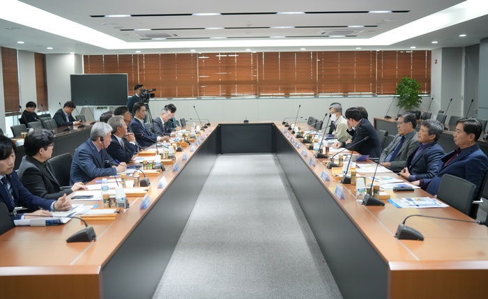 평택시의회(의장 유승영)는 지난 28일 관내 기업의 경영활동 지원과 평택 지역 경제 활성화를 위해 평택상공회의소에서 열린 제5차 평택시 기업지원교류협의회에 참석했다.