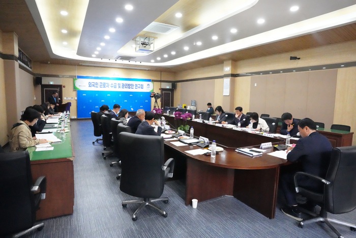 평택시의회 ‘외국인 근로자 수급 및 관리 방안 연구회'(대표의원 이종원)는 29일 첫 간담회를 열고 본격적인 연구 활동을 시작했다.     ©