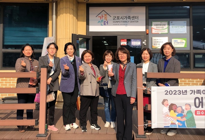 경기도의회 여성가족평생교육위원회 정윤경 의원(더불어민주당, 군포1)은 3월 29일 군포시 가족센터에서 열린 ‘군포시 1인가구 병원안심동행서비스’ 관련 점검 회의에 참석해 사업의 추진 현안을 점검하고 향후 추진계획을 논의했다. 회의에는 지주연 경기도 여성가족국장과 박성희 군포시 가족센터장도 참석했다.