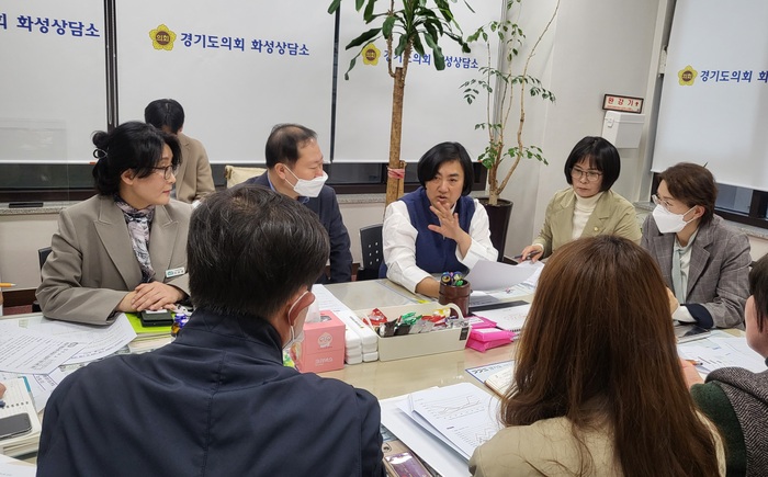 지난 3월 30일(목), 경기도의회 이은주 도의원(화성7)의 주관으로 화성시 자체 추진 친환경 학교급식 공급단가 인하를 위한 정담회가 경기도의회 화성상담소에서 있었다.