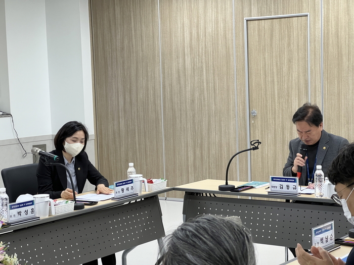 김동규 경기도의원(보건복지위원회, 더불어민주당, 안산1)과 황세주 경기도의원(보건복지위원회, 더불어민주당, 비례)은 31일, 경기도의료원 포천병원 과 의정부병원에서 열린 ‘경기도의료원 병원 운영 정상화 TF 운영위원회’(위원장 김동규 경기도의원) 현장방문에 참석했다.