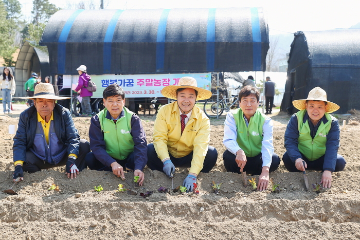 의왕시(시장 김성제)는 자연친화적 삶을 꿈꾸는 도시민들을 위해 11,000㎡ 규모의 주말농장 운영 준비를 마치고, 3월 30일 월암․왕곡농장을, 4월 1일 내손농장을 개장했다.
