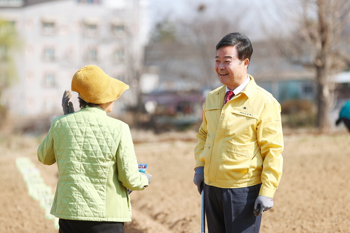의왕시(시장 김성제)는 자연친화적 삶을 꿈꾸는 도시민들을 위해 11,000㎡ 규모의 주말농장 운영 준비를 마치고, 3월 30일 월암․왕곡농장을, 4월 1일 내손농장을 개장했다.